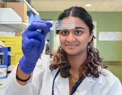 NIAMS intern conducting research in a NIAMS lab